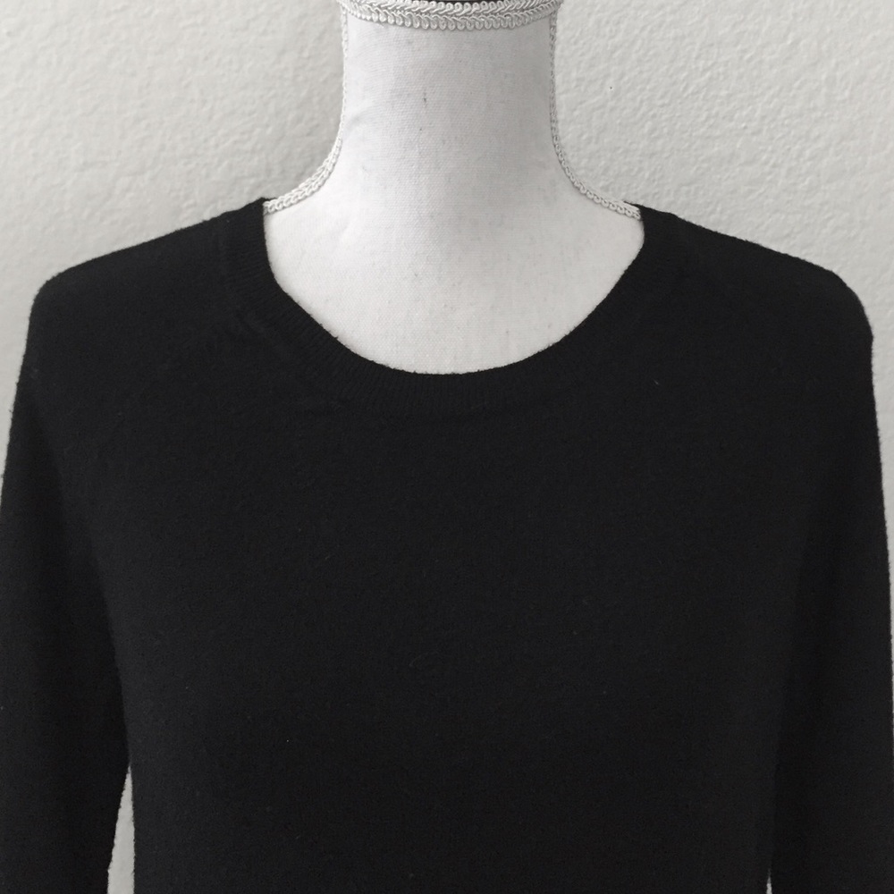 Mossimo Black light weight sweater.  Sz M.  EUC. - Picture 2 of 5